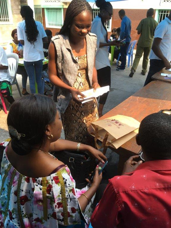 A young woman decides to sell directly to customers instead of waiting for them to come to her shop.